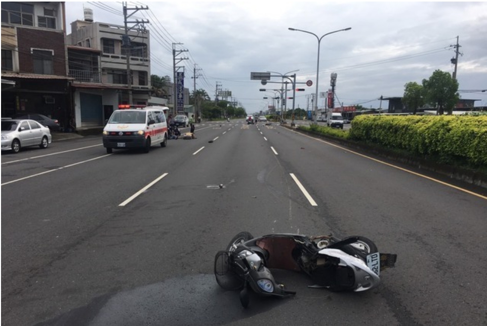 今(11)日早，朱男在上班途中，遭酒駕轎車闖紅燈撞上，機車滑行90公尺遠。 圖：水上分局/提供