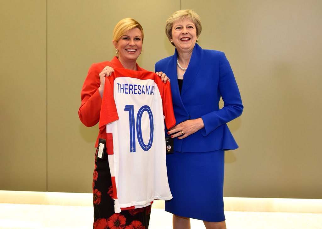 英國首相梅伊收到克羅埃西亞隊長莫德里奇（Luka Modric）的10號球衣，背面印著「Theresa May」字樣，左為克羅埃西亞總統季塔洛維奇（Kolinda Grabar-Kitarovic）。 圖：翻攝自Kolinda Grabar-Kitarovic推特