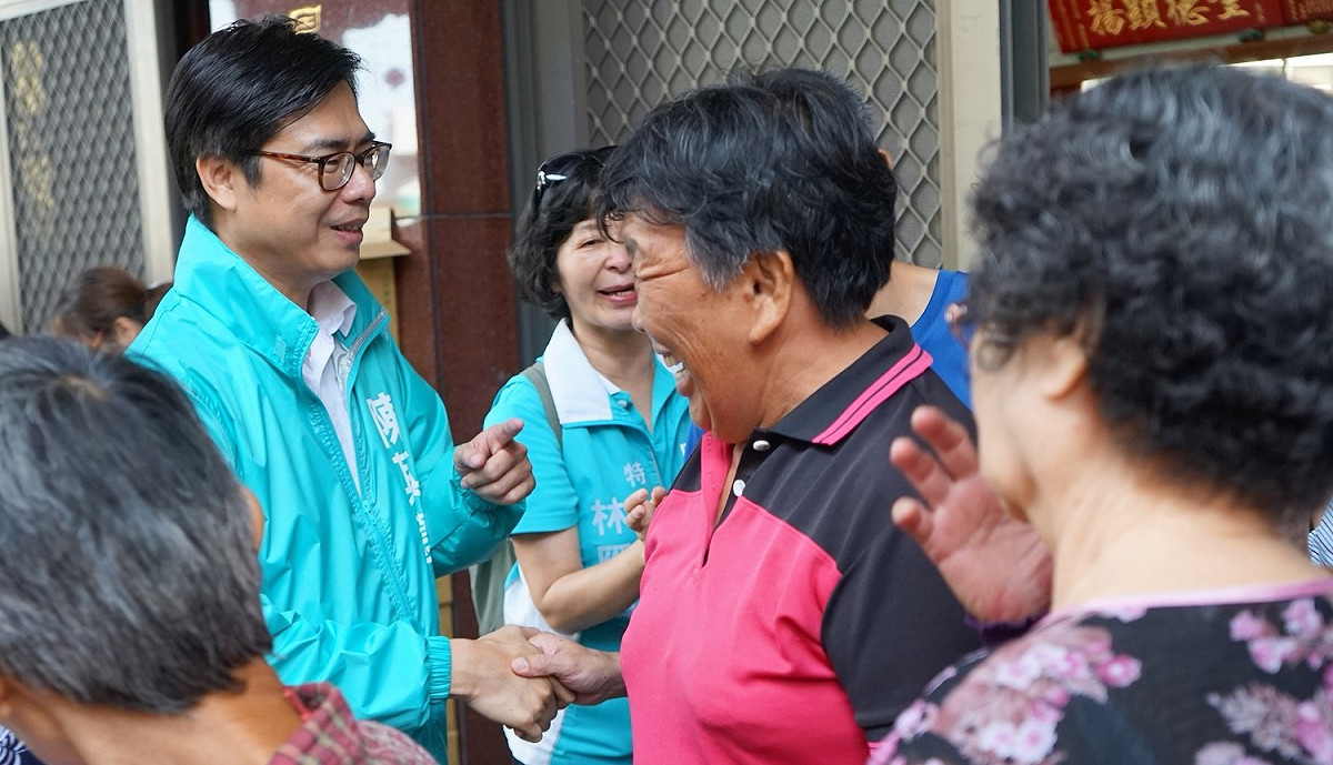 高雄市長參選人陳其邁立委，今天前往永安、阿蓮、田寮辦傾聽之旅，與鄉親互動。 圖：陳其邁辦公室 / 提供