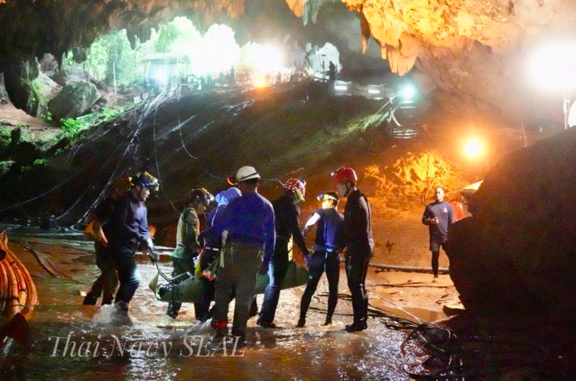 整個救援行動耗時將近18天之久，讓受困的13名人員重見天日。 圖：翻攝Thai navySEAL
