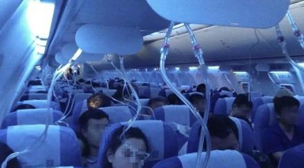 中國國際航空CA106從香港飛往遼寧大連的航班10日在飛行途中發生機艙失壓，飛機從1萬米高空急降，機艙的氧氣面罩全數掉下，引起乘客恐慌，疑似是機組人員在駕駛艙內吸菸，誤將兩個組件關掉，所幸無人受傷。 圖：截取自ju-litai微博