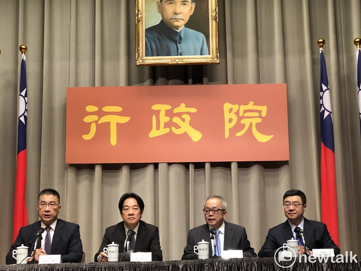 行政院長賴清德（左2）今（12）天舉行記者會表示，確定新一波內閣改組名單，預計下週一（16日）就會交接上任。列席記者會的還有行政院副院長施俊吉（右2）、秘書長卓榮泰(右1)和將出任內政部長的政委兼發言人徐國勇(左1)。 圖：謝莉慧/攝