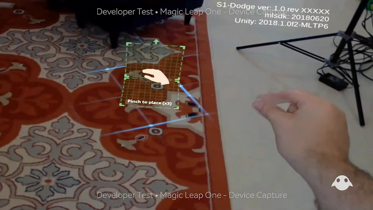 Magic Leap One只要靠手勢，就能與環境正確互動。 圖：翻攝Youtube