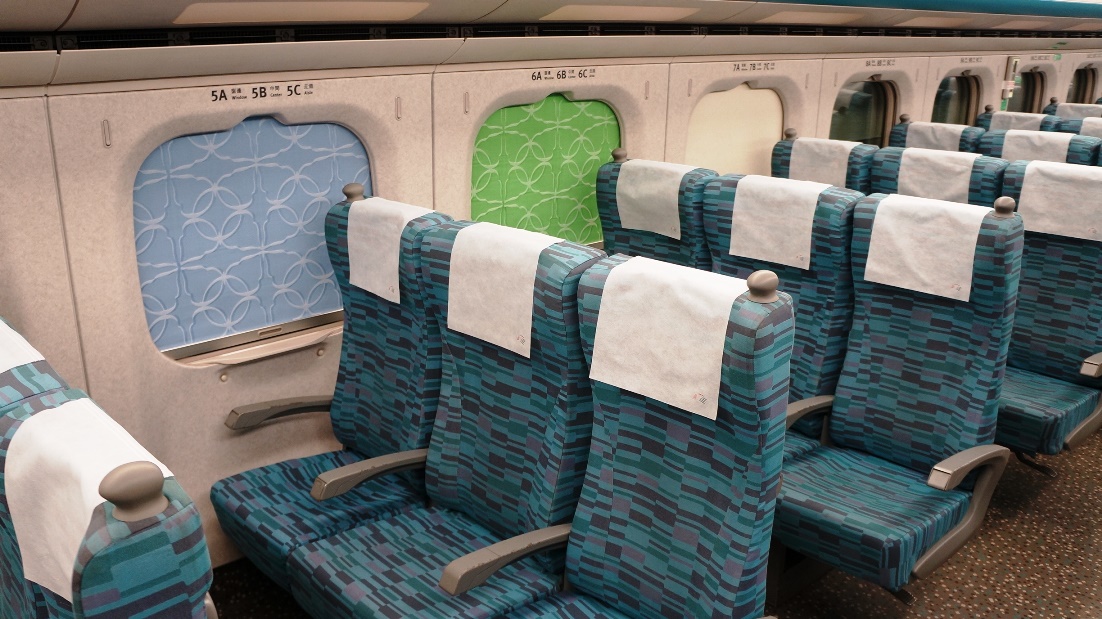 高鐵列車車窗更首次與藝術結合隨機換裝，以藍、綠二色「藝術遮光簾」布置。 圖：高鐵/提供
