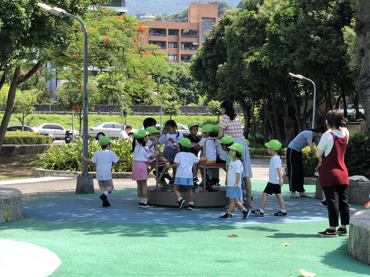 「旋轉台」則是讓身心障礙孩童也能上坐在旋轉台上享受旋轉木馬般的快樂與喜悅。 圖：台北市工務局提供