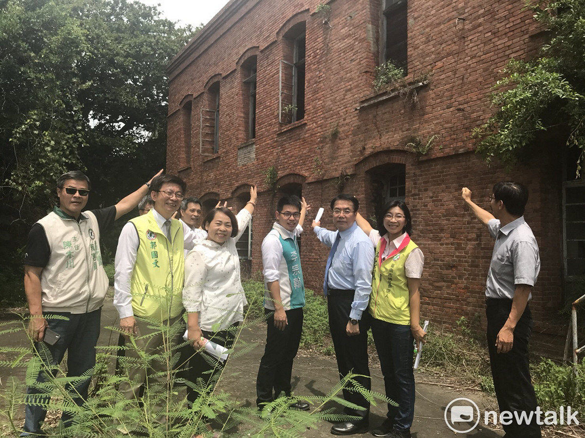 民進黨台南市長候選人黃偉哲會同台南市議長賴美惠及沈家鳳、李宗翰、劉米山等議員參選人、文化局科長劉玠成到鹽水「岸內糖廠」訪勘。 圖：黃博郎/攝