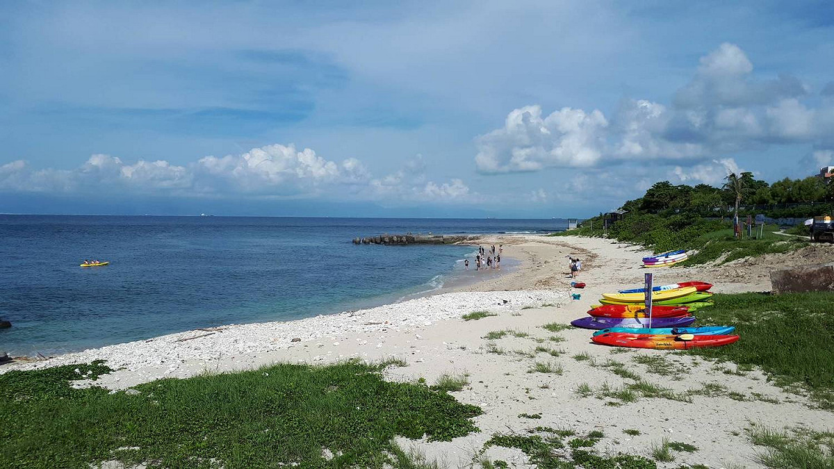 近日豪雨不斷加上退潮後海岸上步滿大量漂流木、垃圾、保利龍等廢棄物，所以屏東縣結合各單位團體，讓大家可再見到絕美的海岸風光。 圖：屏東縣政府