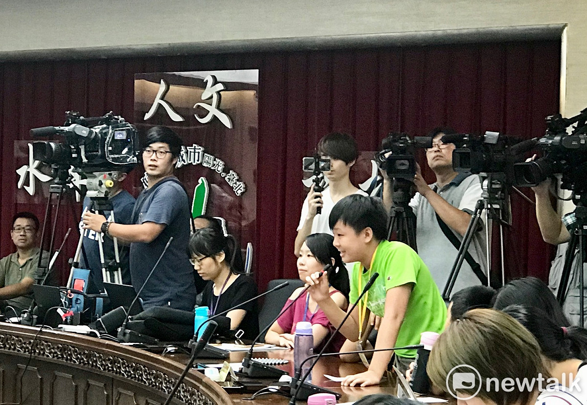 小小見習生們都把握這次機會，踴躍舉手向市長提出問題與建議。 圖：曾薏伃攝
