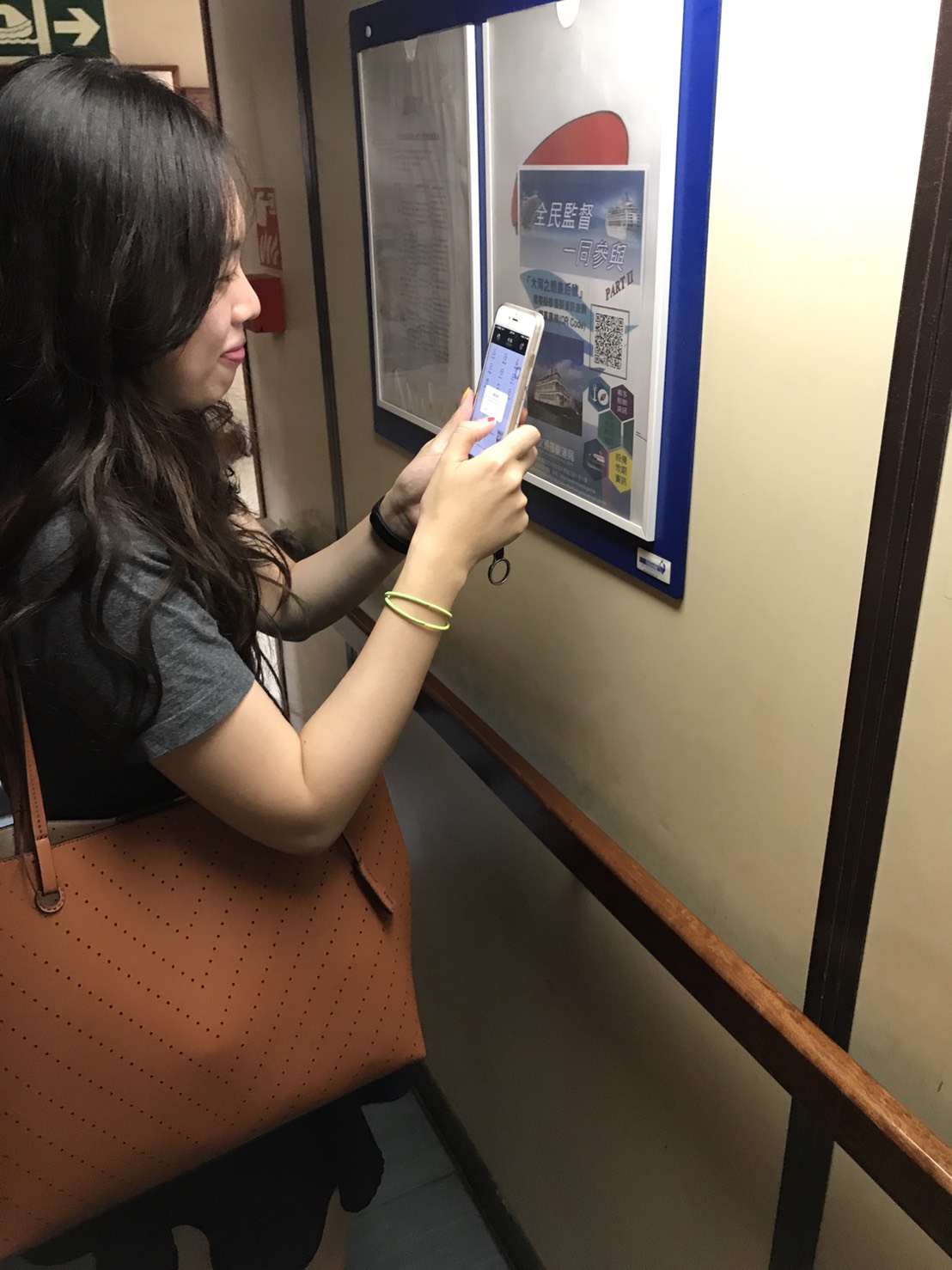 搭船旅客利用智慧型手機，掃描載客船舶或海運場站海報上的QRcode，即可得知所有包含船名、建造年月、乘客定額、檢查效期、抽查完成日期、抽查結果、保險效期及設備效期等重要資訊。 圖：交通部航港局提供