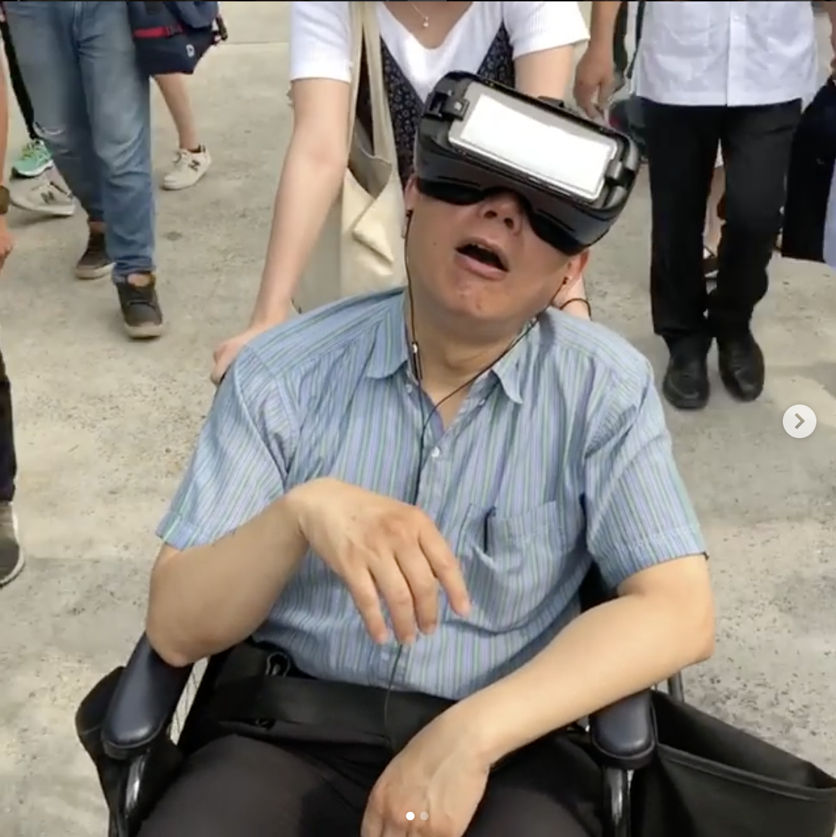台北市長柯文哲戴上VR眼鏡，被推著輪椅體驗大學生設計的虛擬實境遊戲的影片，讓網友笑翻。 圖：翻攝柯文哲Instagram