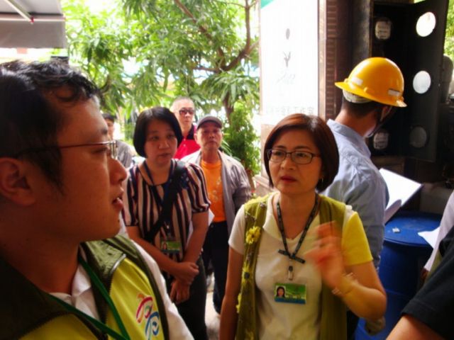 高雄市觀光局副局長葉欣雅率隊取締日租套房。 圖 : 高雄市觀光局/提供