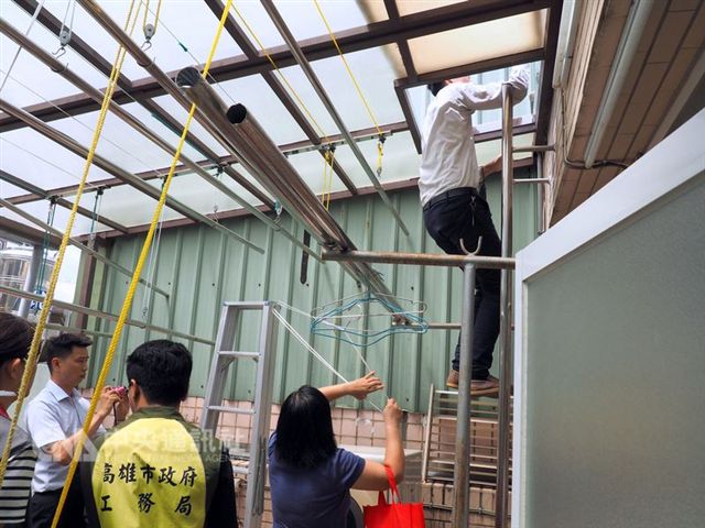 高雄市觀光局會同工務局、警察局、消防局、台電公司及自來水公司對日租套房強制執行斷水斷電處分。 圖 : 高雄市觀光局/提供
