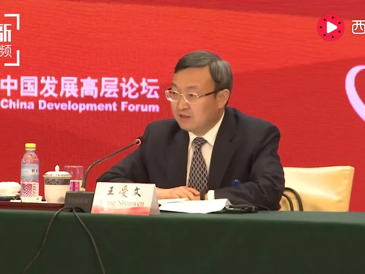 中國商務部副部長王受文表示，是美國「點燃戰火」，中國必須自衛。在被問到需要什麼條件才能談判緩和衝突時，王受文答稱，「任何會談要能成功，一方必須先把對著對方腦袋的槍放下來」。 圖：翻攝自Youtube （資料照片）