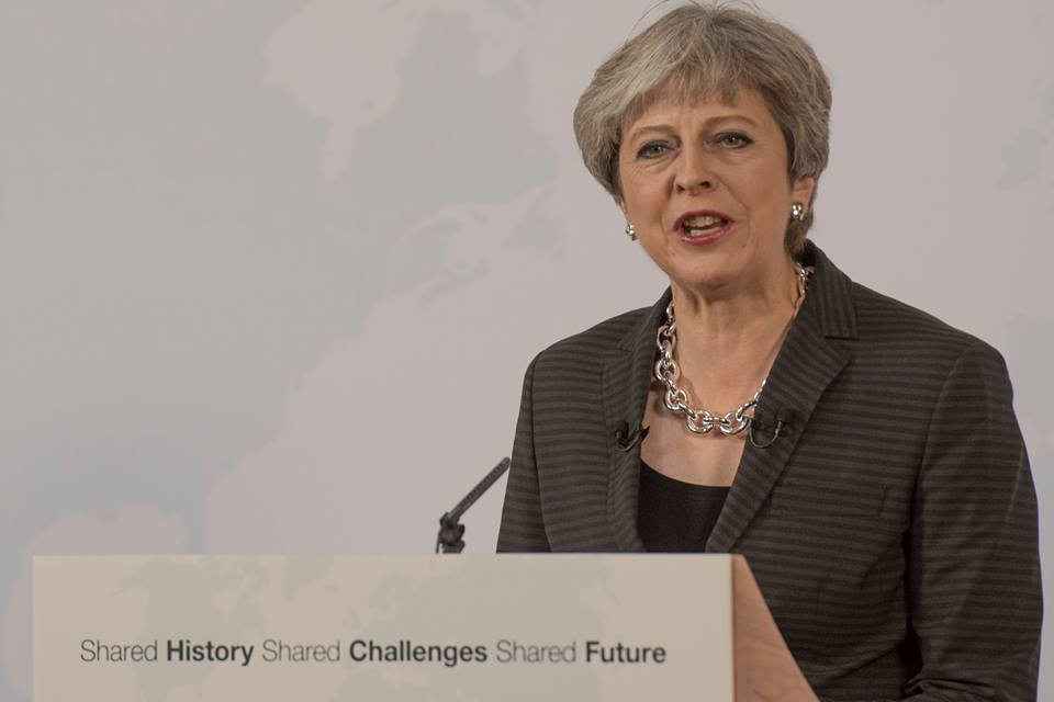 英國首相梅伊主張脫歐後，仍與歐盟保持緊密的經貿往來，被黨內同志痛批叛黨。 圖：翻攝英國首相辦公室臉書