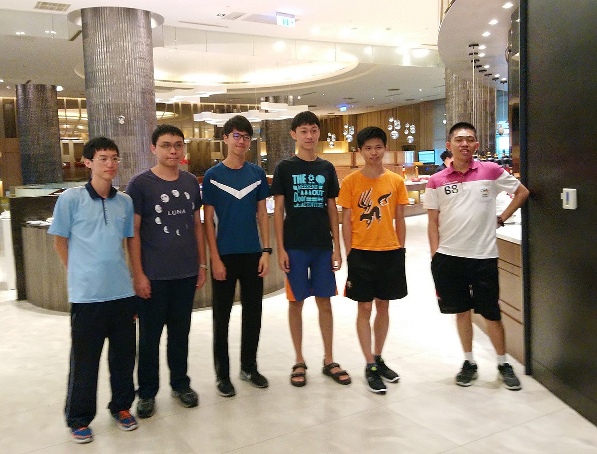 台灣代表隊在比賽結束後開心合照。由左至右為黃維坪、鄭天盛、林庭風、王師宇、施佑昇、鄭容濤。 圖：教育部/提供