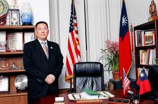 紐約僑團遡源公所日前宣布將以五星旗替換掉中華民國國旗，引起各界擔心是否造成連鎖反應。紐約另一僑團中華公所主席伍銳賢今 (13) 天表示，中華公所向來支持國父孫中山理念，只要中華民國存在，將繼續懸掛中華民國國旗。 圖：翻攝自美國紐約中華公所