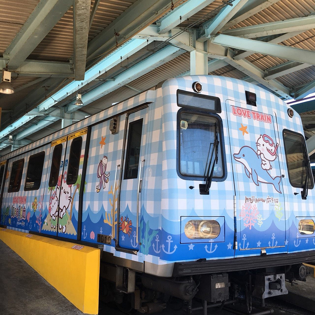 本次主題結合兒童新樂園暑期繪畫競賽活動，車體外觀以代表海洋的藍色系為基調，搭配圓滾滾的人氣超萌麻吉貓戴著潛水鏡造型 圖：台北捷運公司提供