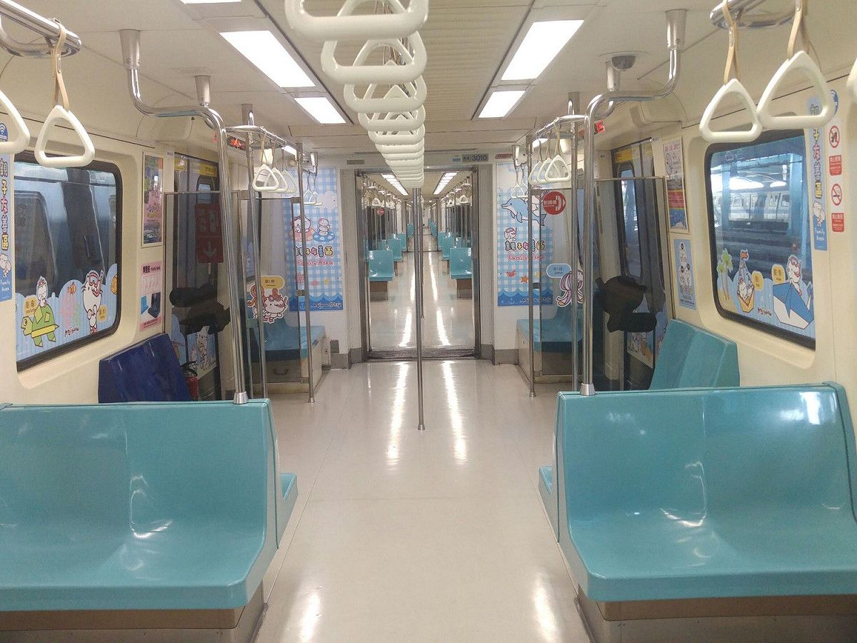在彩繪車廂內，同樣以藍色為主題，並且在區域裡的設備箱、車窗、車門內側等處，都可以看到大小麻吉貓可愛身影 圖：台北捷運公司提供