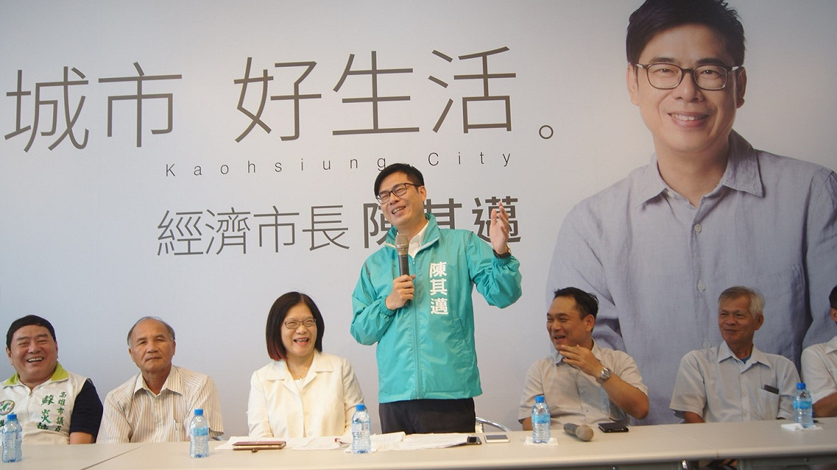 陳其邁承諾一定會扮演好「經濟市長」的角色，日前行政院已宣布橋頭科學園區正式啟動，他將積極招商引資，改善產業結構，並由國營事業擔任領頭羊，協助產業轉型升級，創造更多優質就業機會。 圖：陳其邁辦公室 / 提供