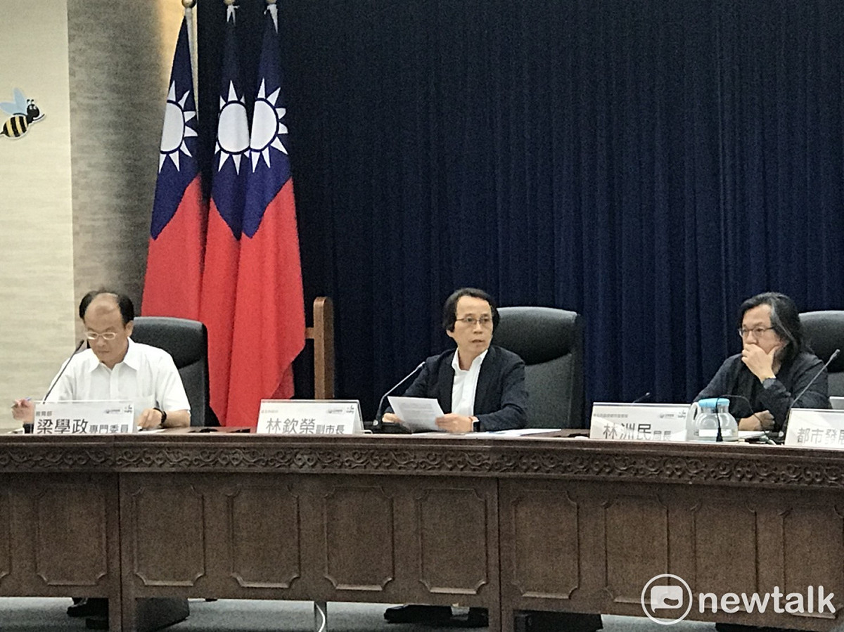 台北市副市長林欽榮今日下午與教育部、北市26所大專院校召開會議，提出解決學生宿舍短缺方案。 圖 : 曾薏伃 / 攝