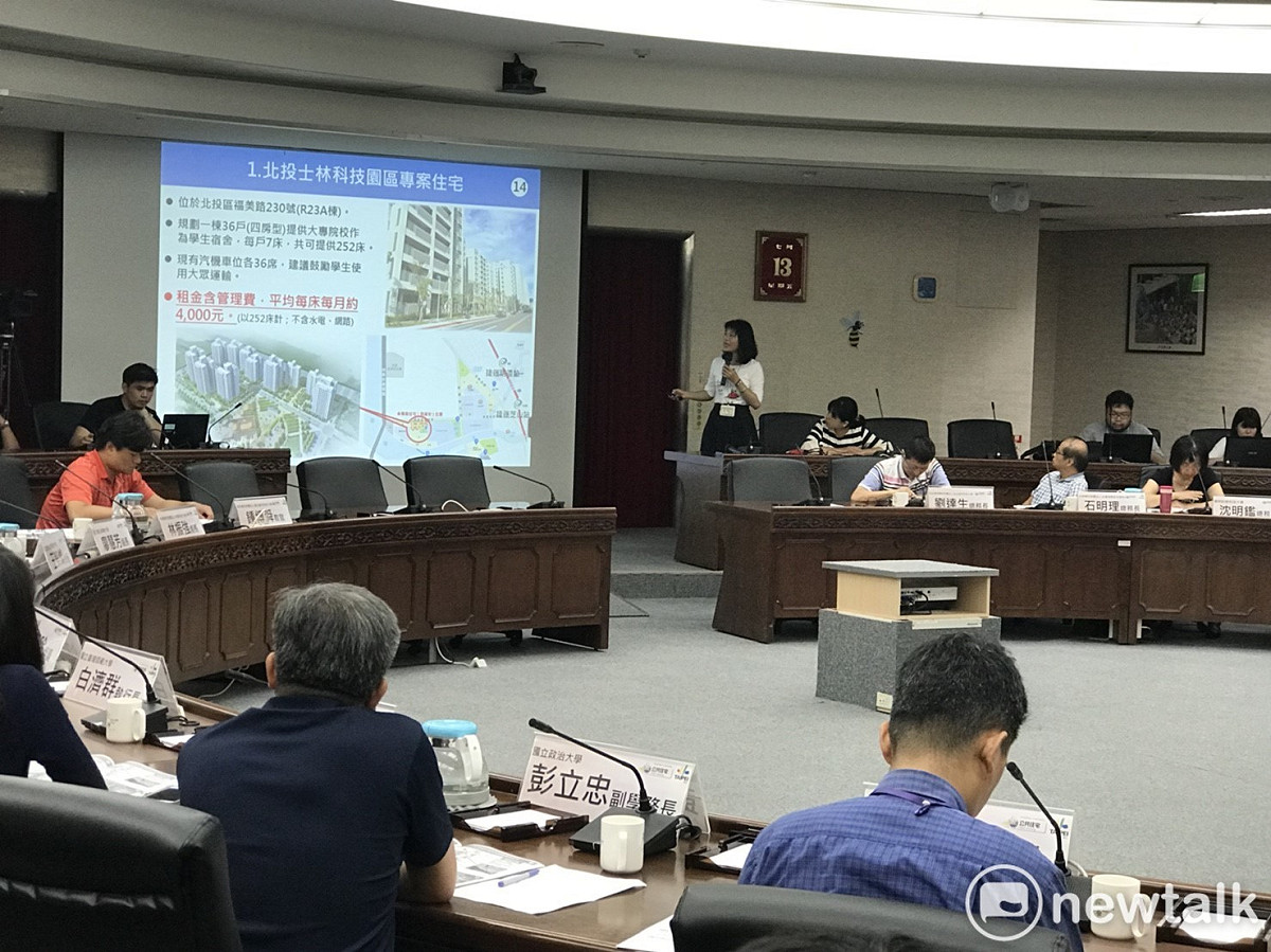 北市府都發局今日下午召開會議，提出解決台北市大專院校學生宿舍短缺方案。 圖 : 曾薏伃 / 攝