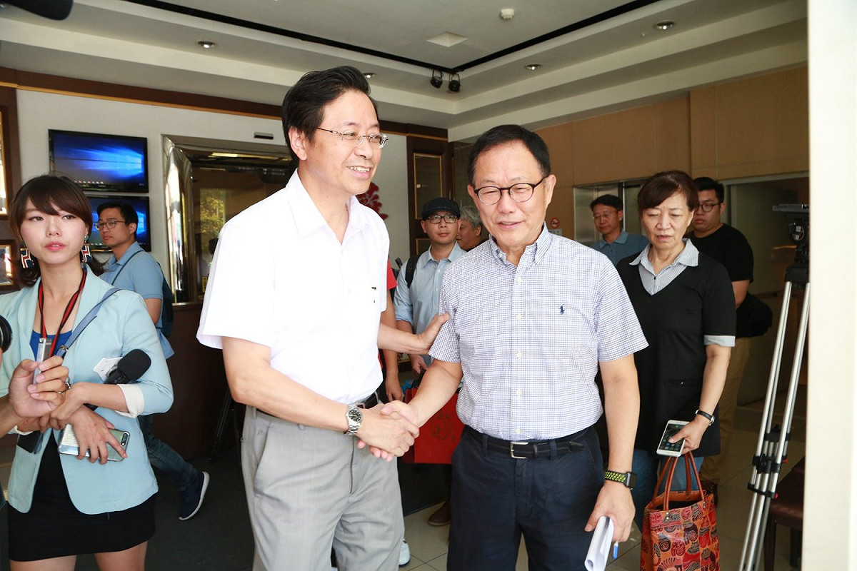 台北市長參選人丁守中(右)今宣布，競選團隊主委由前行政院長張善政(左)擔任。 圖：翻攝丁守中臉書