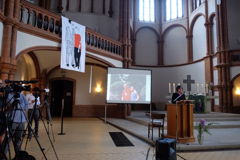 劉曉波逝世一週年追憶會13日晚上在柏林客西馬尼教堂（Gethsemanekirche）舉行，獨立中文筆會會長廖天琪代表劉霞向德國社會和政府致謝，尤其是總理梅克爾。 圖/中央社