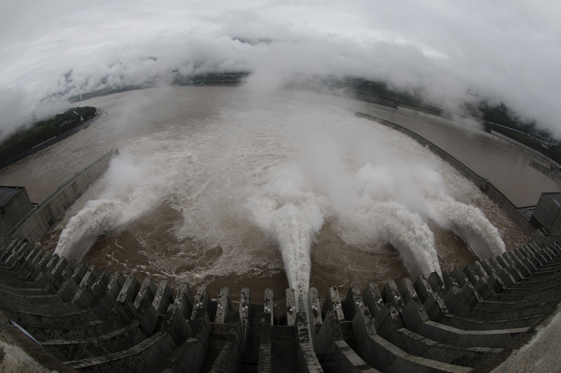 中國水利部12日指出，受近日持續豪雨影響，大陸多地汛情嚴重，受災人口超千萬，直接經濟損失約人民幣259億元（約新台幣1200億元）。圖為三峽水庫持續進行洩洪。 圖：中新社