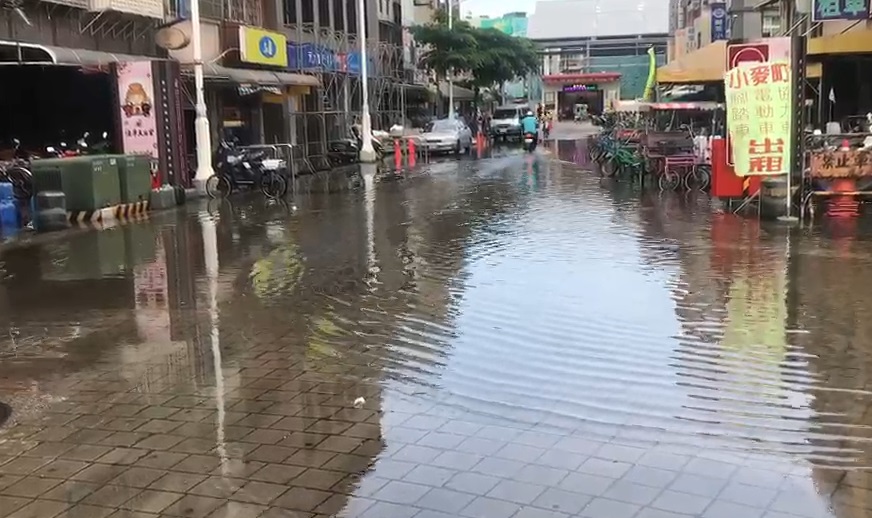 初一大潮海水倒灌，造成廟前路積水，里長籲市府協助解決。