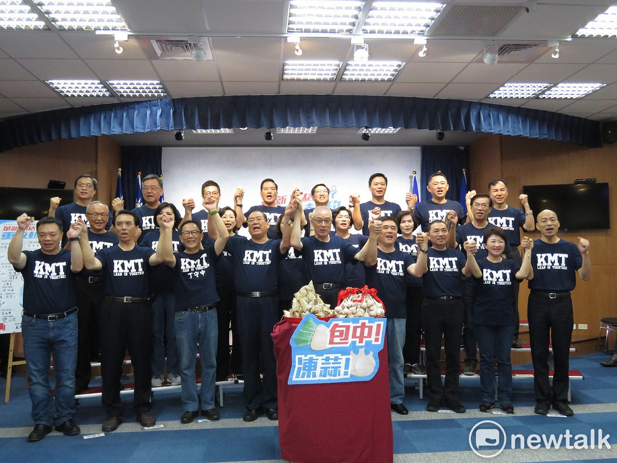 國民黨今(14)日在中央黨部舉行22縣市長參選人首次合體造勢記者會，由黨主席吳敦義領軍，向全國人民昭告選戰正式起跑。 圖：林昀真/攝