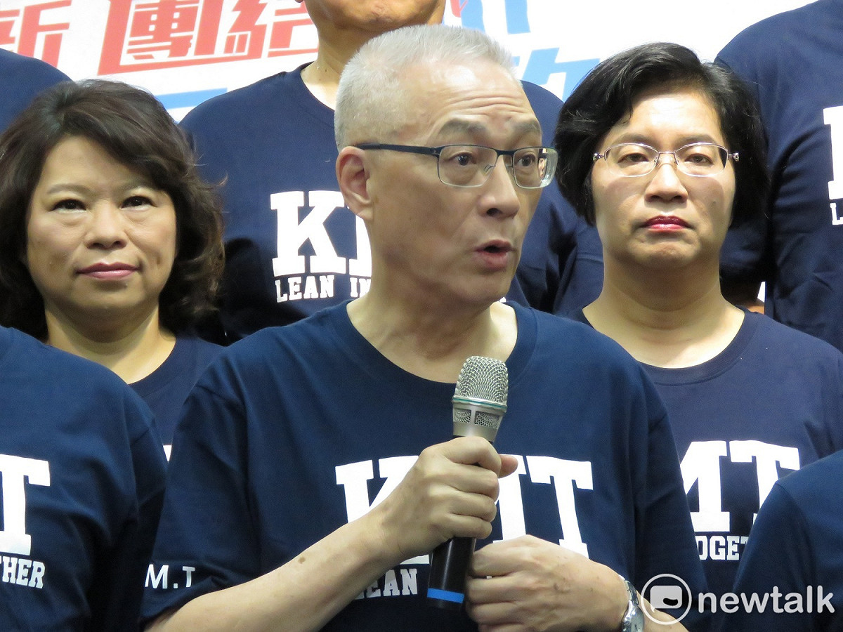 吳敦義與21位縣市長參選人共同宣示國民黨將革心團結、重返執政、為全民「拼經濟、顧生活」。 圖：林昀真/攝