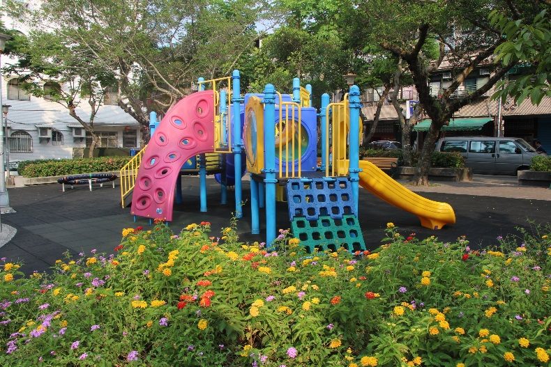 隱身在繁忙南港城市中的聯成公園，園區內台灣欒樹環繞，種植繁星花、馬纓丹及矮仙丹等誘蝶花卉。 圖：台北市工務局提供