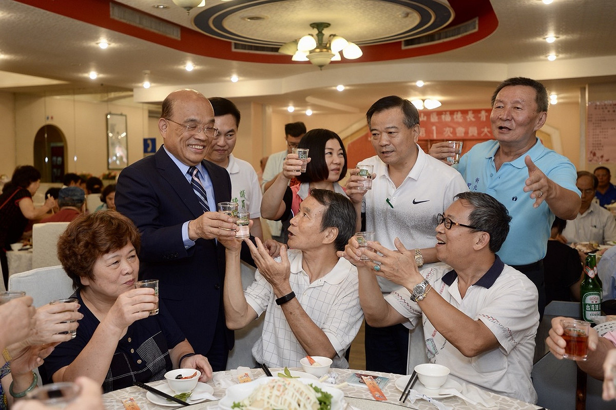 蘇貞昌逐桌向長者們尋求支持，許多會員大喊「蘇市長」，還說「現在就要『叫呼穩』，之後才會順利當選」。 圖：蘇貞昌競選辦公室/提供