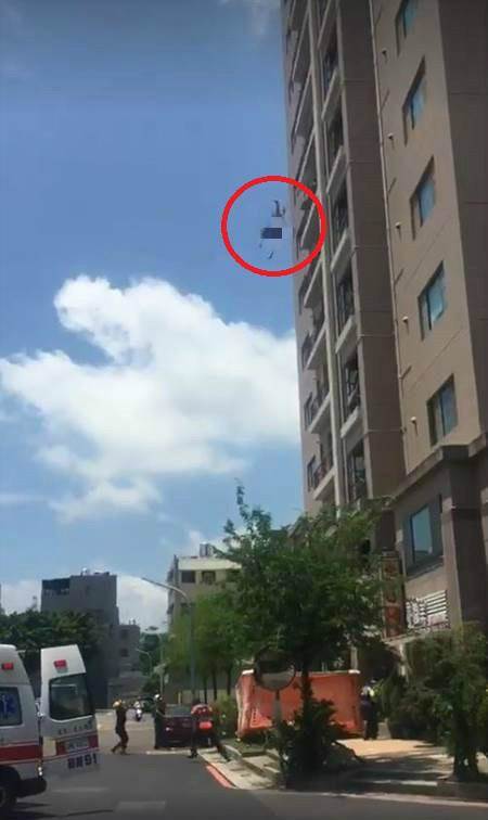 台南一名黃姓女子疑似因感情糾紛從住家12樓一躍而下，當場死亡。 圖：翻攝爆料公社