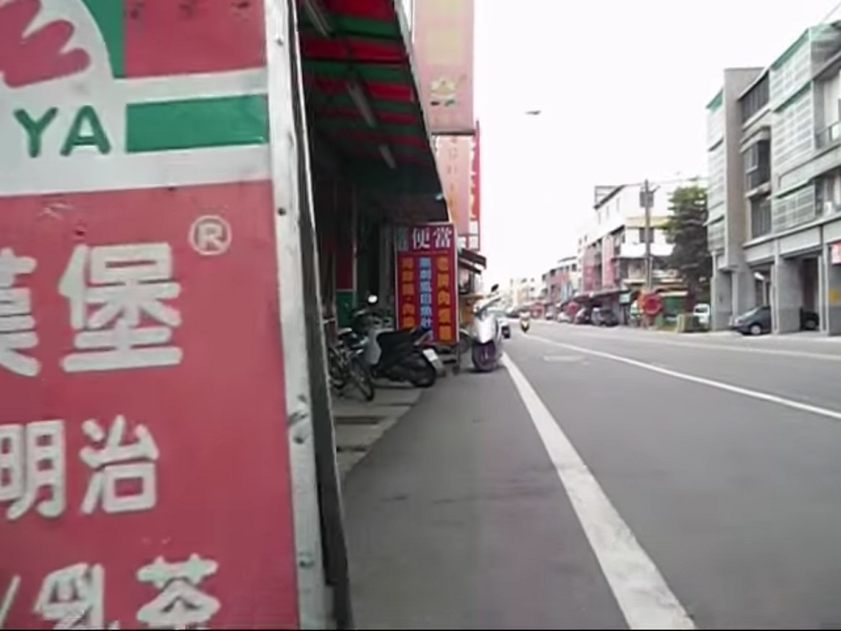 監委王幼玲、趙永清表示，國內目前規範無障礙環境設置標準的相關規定，為內政部訂定的建築技術規則建築設計施工編第十章，其中排除了一定規模以下的公共場所適用規範，例如僅要求樓地板面積在300平方公尺以上的餐廳需要遵守無障礙規範，一般民眾日常生活所接觸的飲食小吃店，多不在規範範圍內。 圖：翻攝自Youtube