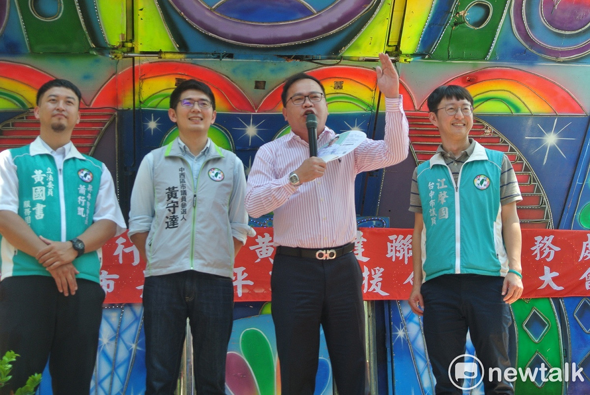 台中市交通局王義川親上火線，大批國民黨市長參選人盧秀燕及市議員。 圖：唐復年/攝