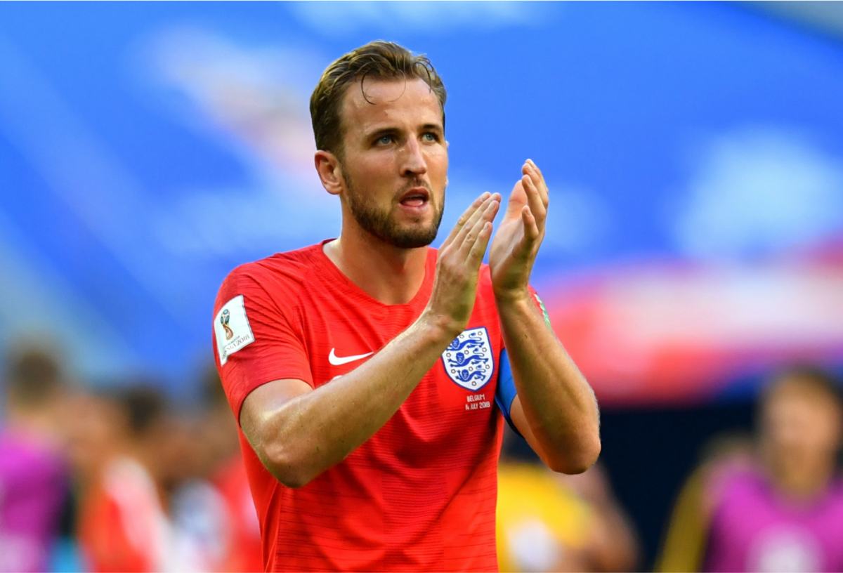 本屆世界盃足球賽英格蘭連兩場敗給比利時，但隊長凱恩（Harry Kane）累積6個進球仍居領先，目前是金靴獎的熱門得主。圖為凱恩在季軍戰賽後對著球迷鼓掌，感謝大家在看台上為英格蘭加油打氣。 圖：達志影像/路透社