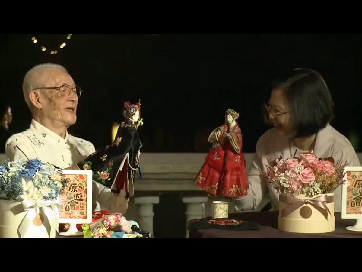 會後蔡總統也和陳錫煌互動，夏夜晚風之中，陳錫煌在現場也教蔡總統如何操偶。 圖：翻攝自蔡英文臉書影片