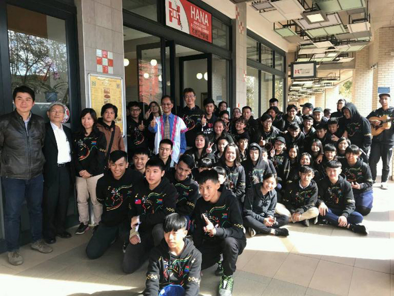 高雄寶來國中合唱團14日在南非勇奪世界民謠合唱大賽金牌，總統蔡英文致上賀電鼓勵。圖為駐南非副代表石澄茂（穿藍色襯衫中間站立者）與57名團員合影留念。 圖/駐南非代表處提供