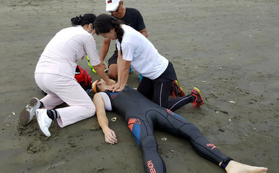 經過救難人員施予CPR，彭姓選手送醫後已恢復心跳，但仍未脫離險境。 圖/嘉義縣水上救生協會理事長呂文正提供