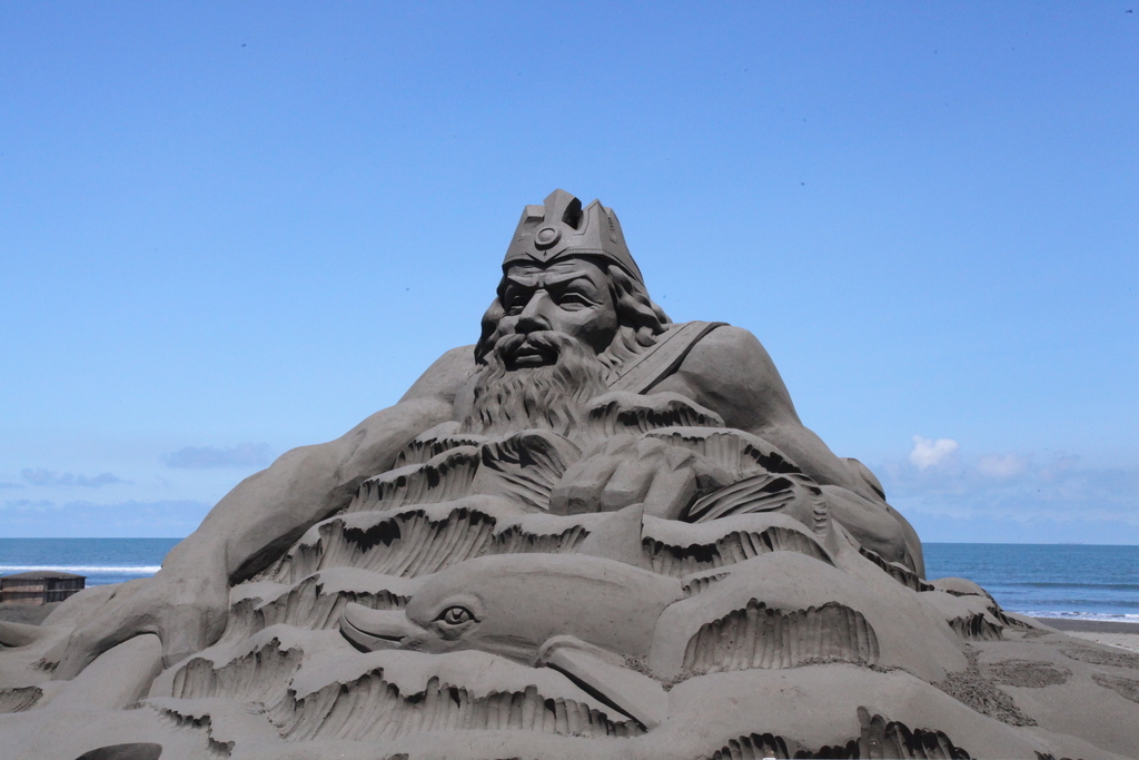 雲嘉南濱海國家風景區管理處主辦「2018一見雙雕藝術季」，將沙雕搬進將軍區平沙里的「馬沙溝3D彩繪村」展出，吸引不少遊客前往朝聖。 圖/雲嘉南風管處提供