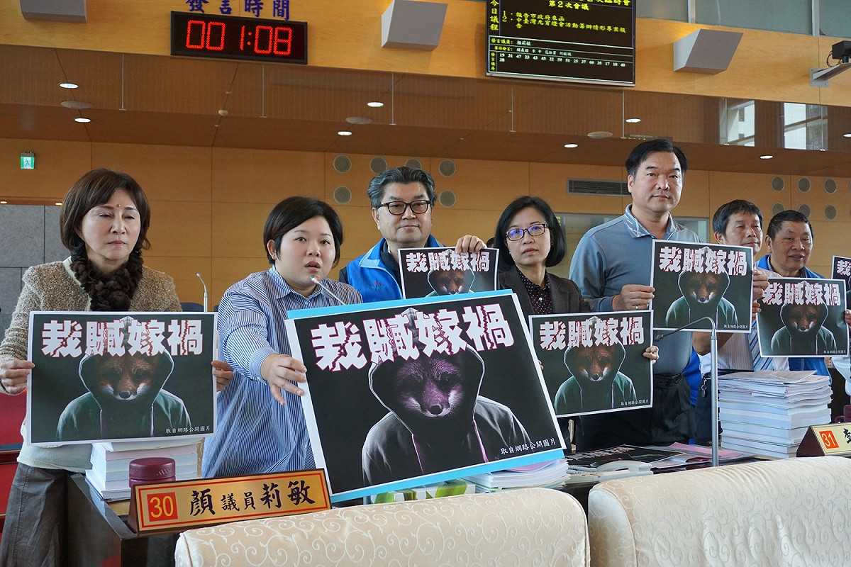 國民黨市議員在議會中經常質詢王義川，指他栽贓嫁禍。 國民黨團/提供