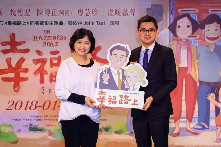 電影《幸福路上》今年初曾在中市府舉辦台中宣傳記者會；圖左為導演宋欣穎、右為新聞局長卓冠廷。 台中市政府/提供