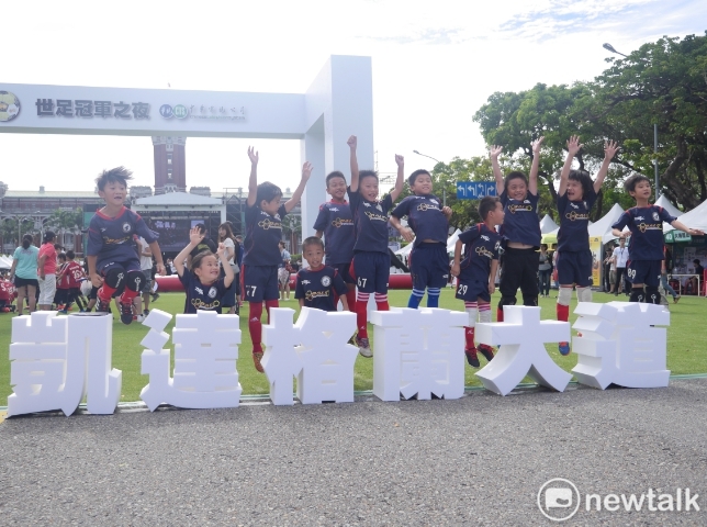 凱達格蘭大道舉辦2018世界盃冠軍之夜，下午進行足球嘉年華的活動，由多組萌小孩組成的足球隊進行比賽，氣候雖然炎熱，但眾人日熱情不減，一同共襄盛舉。 圖：張嘉哲/攝 (資料照片)