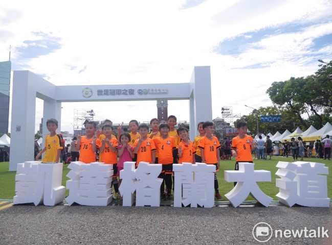 足球小將聚集在凱道上共襄盛舉世足冠軍之夜。 圖：聶良恩、張嘉哲／攝