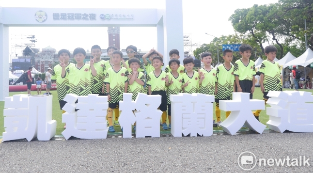 足球小將聚集在草原上拍照。 圖：聶良恩、張嘉哲／攝