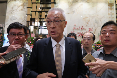 總統蔡英文15日在民進黨全代會中批評國民黨不反省還 教訓改革者。國民黨主席吳敦義（中）出席公開活動時受訪反駁，並以國民黨執政時營所稅超徵的「肥鵝理論 」，說明國民黨更有能力拚經濟。 圖：中央社