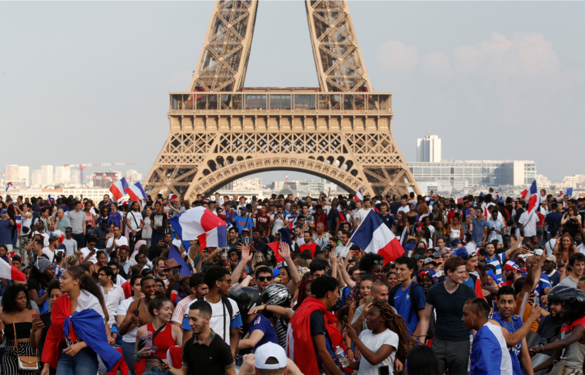 巴黎著名景點艾菲爾鐵塔（Eiffel Tower）附近設立球迷觀戰區，9萬人透過巨型螢幕收看比賽，每當法國隊進球時，現場頓時歡聲雷動。當比賽結束時，眾人興奮大喊：「我們贏了，我們贏了！」 圖：達志影像/路透社