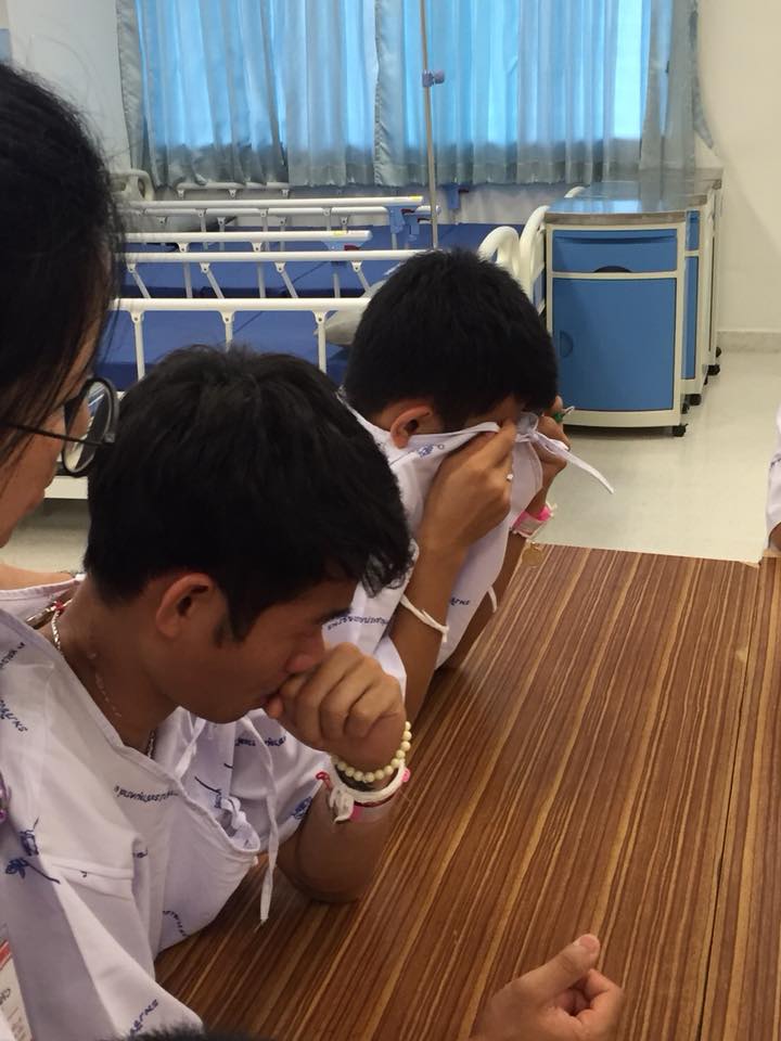 獲救的泰國少年獲知前海豹隊員為救他們而犧牲，忍不住痛哭。 圖：翻攝泰國公共衛生部臉書