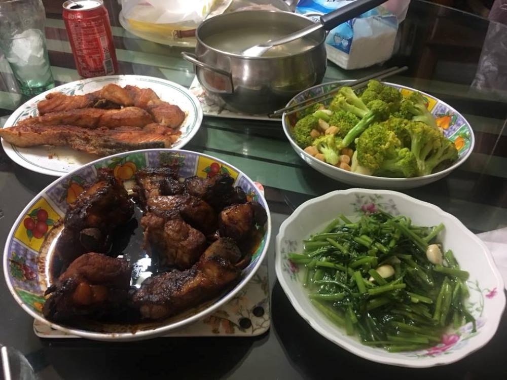 反年改大將李來希昨天分享他的午餐照，引起許多網友討論，紛紛酸說，「這個是節衣縮食...原來我平常吃的連你家廚餘都比不上（嘆氣）」。 圖/取自李來希FB